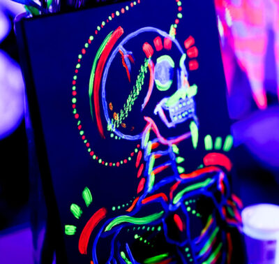 Atelier peinture dans le noir activité insolite paris