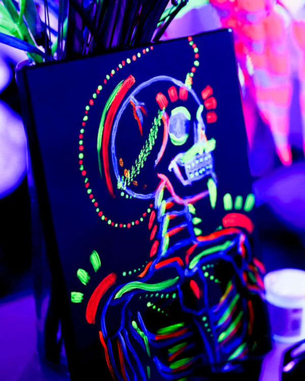 Atelier peinture dans le noir activité insolite paris