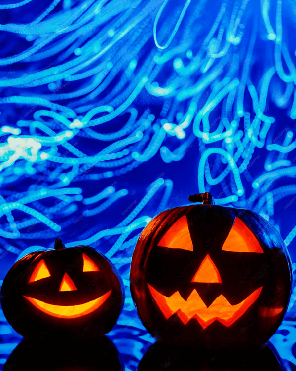Deux citrouilles d’Halloween lumineuses devant des traînées bleues sous UV – atelier de peinture dans le noir à Paris